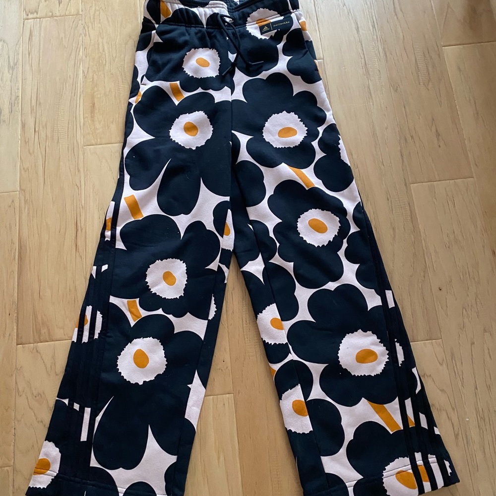 Merrimekko X Adidas sweatpants - Picture 2 of 5
